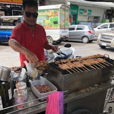 タイ🇹🇭
フアヒンの有名な豚串のお店。ムーピン･ルンテー。甘じょっぱいタレの豚串に、もち米のおにぎりでいただくのですが、これが美味。店主はいつも赤いシャツに、サングラスをかけてるのらしい。