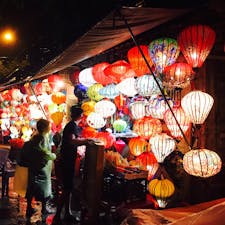 ホイアンの夜。華やかさが往時の発展を思い起こさせる。