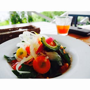 @PUFF PUFF
真栄里にあって、テラスから海が見えるカフェへ！サラダとドリンクバー付きでお得だったし美味しかった。これとあとピザを食べました。