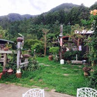 先日、緑に囲まれた私好みの喫茶店に行ってきました。
そのお店の名は「仏果堂」といい、私のショールームから車で約35分の仏果山（半原富士とも呼ばれる山）という霊験あらたかなお山の中腹にあります。
 
風水では富士山と皇居を結ぶラインは幸運を呼ぶ「龍脈」と言われていて、仏果山は龍脈の上に位置してます。
 
近くには観光名所の宮ケ瀬ダムがあるので、バイクのツーリングで立ち寄るお客様も多そうです。平日にもかかわらず、私が居た約1時間に私たちを入れて4組のお客様が来てました。
 
幹線道路からちょっと入った高台にお店があり、テラスからは相模原や海老名のビル群だけでなく、晴れた日には遠くに横浜のランドマークタワーも見えるそうです。
 
でも、この周りは緑に囲まれていて駐車場からテラスへのアプローチは「おとぎの国のアリス」が出てきそうな不思議なメルヘンの世界のようです。
 
お庭には野草が生えていたり寂びた無垢材や古びたオーナメントで一見無造作に飾られた隠れ家的な雰囲気は、オーナーの人柄と相まって疲れた人の心を癒してくれる異次元の空間でした。

場所：愛甲郡相川町半原３０５８
お問合せ：０９０－８８４７－９８３７
定休日：火曜