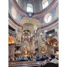 ウィーン【聖ペーター教会(Katholische Kirche St. Peter)】

15時からやっているオルガンの演奏を聞きに行ってきました♪

街中で演奏を気軽に聴けるのは素晴らしい♡