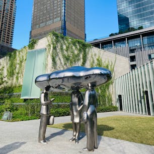 大阪
グラングリーン大阪
VS.

豊かな緑の公園の中に
ガラスとコンクリートの
2つの箱が現れた

安藤忠雄氏設計