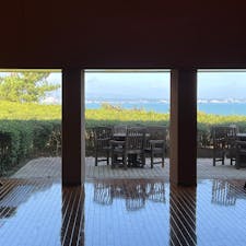 北茨城の高台に立つ美術館は、贅沢な空間が作られていて、ゆったりと作品を鑑賞できます。

晴れていれば海の向こうにいわき市も。

現在は「顔展」開催中。



#茨城県天心記念五浦美術館 #茨城県