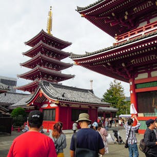 東京　浅草寺

活気のある場所でした。テレビ中継でおなじみの雷門をくぐると、たくさんのお店が並んでいました。さつまいものきんつばをお土産に買ったのですが、美味しかったです。東京スカイツリーもよく見えました。