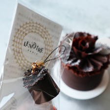 ルノートル / Tokyo

麻布台ヒルズにオープンしたばかりのフランス菓子店「LENÔTRE（ルノートル）」。現代フランス菓子の基礎を築いたと言われるフランス菓子界の至宝ガストン・ルノートルが1957年にパリで創業したスイーツブランドです。

芳醇なビターチョコレートムースと、かりかりに焼き上げたメレンゲを使用した「フイユ・ドトンヌ」というチョコレートケーキがルノートルのスペシャリテですが、店内のカフェでは「フイユ・ドトンヌ」をモチーフにしたパフェもいただけます。

オープン記念で、フイユ・ドトンヌの可愛いチャームと試食用チョコレートも配布する太っ腹ぶり♪
焼き立てのクッキーやフィナンシェは手土産にも喜ばれるのでおすすめです！

#tokyo #tokyosightseeing #azabudaihills #lenotrejp #bluemoon