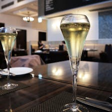 BLT STEAK ROPPONGI / Tokyo

麻布台ヒルズから徒歩数分の位置にある、NY発のアメリカンステーキハウス。
コースに含まれる、名物のポップオーバーがボリューミーなので、ステーキは少なめのコースで。ステーキのソースが、レッドワインやブルーチーズ、ペッパーコーンなど色々あって、一種類選べます。
外はこんがり、中はふわふわ、グリュイエールチーズをかけて焼きあげるポップオーバーは、単体でオーダーすると550円でテイクアウトもOKです♪

◆一休.comレストラン予約のプラン◆
【ステーキランチコース】＋乾杯ドリンク付き（ハンガーステーキ150g） 3,360円

#tokyo #tokyosightseeing #tokyorestaurant #bltsteak_roppongi #bluemoon