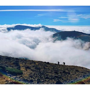 蔵王の御釜を見ながら登れる「熊野岳」✨

日本百名山・蔵王連峰の最高峰で、その標高は1,841m⛰️

蔵王山頂レストハウスから熊野岳頂上まで約1時間でアクセスすることができ、登山初心者の方でも気軽にチャレンジしやすい山です🥾🎶

この日は御釜はもちろんのこと、素晴らしい雲海も見ることができ、感動の連続でした🥰