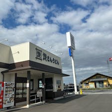 兵庫県/資さんうどん　明石二見店

ごぼう天の入った肉うどんと天ぷら丼にぼた餅がついた選べる幸せセット。
全てミニサイズだけどお腹がいっぱいになって980円。
九州発祥のお店のチェーン店で、少し甘めのお出汁。
とろろ昆布と天かすはテーブルに置いてあって入れ放題サービス。
とっても美味しかったです。

#puku2'24
#puku2"10
#兵庫#明石#グルメ