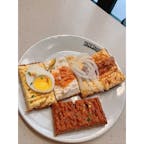 人気のオープンサンド屋さん「Buffet Trzesniewski Dorotheergasse」

ショーケースに陳列されているので選びやすいです。また、英語表記があるのもポイント‼︎

一つ1.70ユーロと、とてもコスパもよかったので5つ購入しました♪