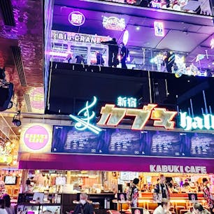 高さは約225メートルもある、ホテルやレストランの他に、エンタメに特化した最新複合タワーの「東急歌舞伎町タワー」。

外国人の観光客の方も多く、とても賑わっていました。

＃東急歌舞伎町タワー
＃歌舞伎町
＃新宿