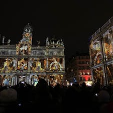 毎年12月の初めの週末に行われる"光の祭典"はアートと光で街中を彩る幻想的なイベント。
旧市街の至る所に光をテーマにしたアートが設置されるので、歩きながら楽しめる。
店先でちょっとしたフードも売っているので、食べたり飲んだりも出来て楽しいので、その時期もお薦め。