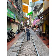 Train Street🚃
かわいいカフェが立ち並ぶストリート。
カフェのスレスレを電車が通りますが、時刻はあらかじめ調べておくのがマスト！
残念ながら私はタイミング合わずに電車は見られませんでした😅