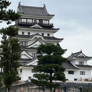 福山城に残る伏見城の御湯殿

湯殿も他の建物同様京都伏見城から移築したと伝わり、1933年（昭和8年）国宝に指定されていたが1945年（昭和20年）8月の福山空襲で焼失することで指定は解除となり、現在のものは1966年（昭和41年）木造により外観復元されたものである。
※写真5枚から御湯殿です。
#サント船長の写真　#福山城　#伏見城の遺構　#城跡