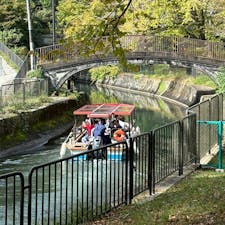 山科疏水の道

ウォーキングと思って
気持ち良くて景色も良さそうだと思い。
京都山科疏水の道を歩きに来ると。
んっ、船が向こうから来ました。
観光船なんてあるんですね。
びっくりしました。
2024.10.27