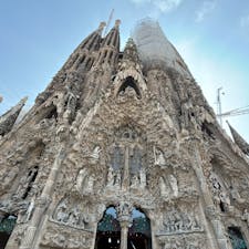 2024/8/22  サクラダファミリア外観
日中もライトアップも細部まで美しい
夜は前の公園でエンパナディージャ Empanadilla
#バルセロナ  #Barcelona
#スペイン  #Spain