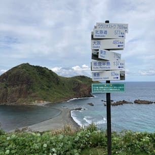 20241010
佐渡　二ツ亀

二匹の亀がうずくまっているように見える島です
下まで降りて歩いて島まで渡れそうでしたが
また登ることを考えると、ここでやめることにしました
少し曇り空でしたが海の色が綺麗でした