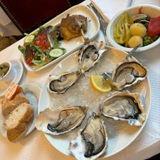 2024/8/20  海鮮🦪
ヤツメウナギは季節じゃなく断念
おいしいジュースにむらがる蜂
#ボルドー  #Bordeaux
#フランス  #France

＊登録時お店のスポット情報がなかったので【ボルドー】として登録したため、街のジュース屋さん混じってます笑
お店はさすが一流で店員さんも親切で、新鮮な牡蠣はもちろん、パンについてきたバターまで絶品🌟