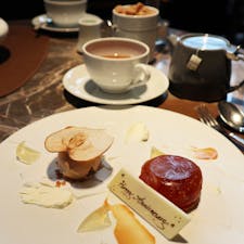 District – Brasserie, Bar, Lounge / Tokyo

新宿にある米国発のラグジュアリーライフスタイルホテル「キンプトン新宿東京」の2Fにあるレストラン「ディストリクト ブラッスリー・バー・ラウンジ」。ラウンジ、ダイニング、バー、テラスの4つのエリアに分かれ、ニューヨークスタイルのデザインを取り入れたフォトジェニックなレストランです。ドッグフレンドリーなレストランなので、テーブル席で愛犬と一緒に食事を楽しみたい方におすすめです！

パンにつけていただくふんわり軽い口どけの醤油麹のホイップバターや、アーティスティックな盛り付けのデザートが絶品です♪

#tokyo #tokyosightseeing #shinjuku #tokyorestaurant #districttokyo #bluemoon