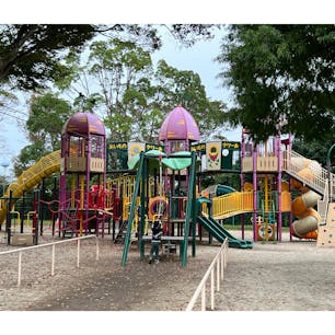 【阿漕ヶ浦公園】in茨城県東海村

通称「おいもの公園」🍠
茨城県の特産品のさつまいもをイメージしている公園でさつまいも屋根のつるのところにはハートの葉っぱが🌱✨
滑り台だけでも9台ありちょー穴場な公園！　保護者が見守れたり休憩やおトイレもある施設？的なのも公園横にありちょうど月曜でお休みでしたが月曜以外は利用できるみたい✨
駐車場もあるしひたち海浜公園より車で10分だからキッズがいるファミリーにはめっちゃオススメ👍

2024.10.28🍠