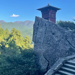 「山寺」の通称で知られる「宝珠山立石寺」！

山全体が修行と信仰の場になっていて、登山口から奥之院まで1015段もの石段が続きます🥾

史跡や句碑、絶景を楽しみながら約1時間で登れるので、ぜひ参拝してみて下さいね✨