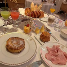2024/8/16  至高の朝食
パンペルデュはふわっとやさしい甘さのフレンチトースト、メープルとキャラメル塩味のソース2種類でパーフェクト🤍
リストになかったらしいアップル頼んでしまって、
ない、ごめん！って言われてグレープフルーツもらったんやけど、
数分後に🍏届いた。どこから絞りだした？恐るべしパラスホテル。
#パリ  #Paris
#フランス  #France