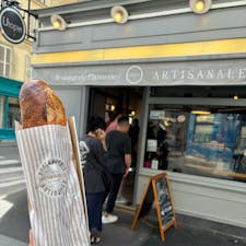 2024/8/16  🎨の合間にもちろん🥖も
パリバゲットコンクール2024優勝店
Boulangerie UTOPIE 
自然な甘みと天然酵母ルヴァンの酸味で独特💛安すぎ。
#パリ  #Paris
#フランス  #France