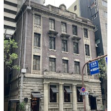 大阪　レトロビル
新井ビル
大正11年築の登録有形文化財

洋菓子店の五感の内装は
昔の銀行の雰囲気