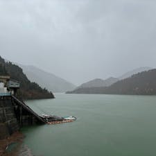 傘をさしながら黒部ダムを歩いてきました
霧がかかって墨絵のようです

#立山
#黒部
#アルペンルート