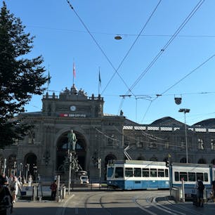 2024/8/10  チューリッヒ中央駅
チューリッヒついてはじめの写真🤍
日本と同じように電線だらけやのに
ちがう方向に美しい街並み☺️
#チューリッヒ  #Zurich
#スイス  #Switzerland