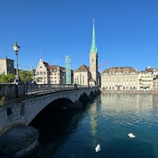 2024/8/10  街のシンボル🌟
ひときわ高い緑の屋根が映える教会
なぜか近くからの写真みつからず
#チューリッヒ  #Zurich
#スイス  #Switzerland