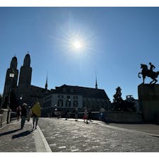 2024/8/10  62mの塔🌟
水色屋根の対岸にある立派なふたつ山
前は通ったけど大きすぎて写真におさまらず遠くからやしすごい逆光😂
#チューリッヒ  #Zurich
#スイス  #Switzerland