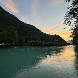 2024/8/11  インターラーケン
早朝おさんぽ  山に囲まれて水も豊富
公園の🌅⛰️🌈🏛️にほれた。
#インターラーケン  #Interlaken
#グリンデルワルト  #Grindelwald
#スイス  #Switzerland