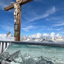 2024/8/12  🗻
Matterhorn Glacier Paradise (3,883m)
ながーいケーブルカーの先は
トップオブヨーロッパより高くて寒い。
ブライトホルンとそこを登る人たち、、
すごい、、スキー客もたくさん。
#ツェルマット  #Zermatt
#スイス  #Switerland