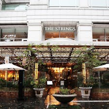 TAVERN by the green / Tokyo

「ザ ストリングス 表参道」2Fにあるレストラン。インテリアがお洒落で、優雅な気分に浸りつつ、ケヤキ並木を眺めながら、本格グリル料理を堪能できます。
コースは、前菜・メイン・デザートの中から好きなものを2皿か3皿選べて、シンガポールの有名ブランド「TWG」のお茶やコーヒーなどが飲み放題♪パン食べ放題や、アフタヌーンティーのプランもあるので、女子会におすすめです！

#tokyo #tokyosightseeing #tokyorestaurant #stringsomotesandoh #bluemoon