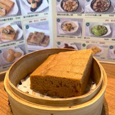 ティムホーワン / Tokyo

新宿駅近にある、香港でミシュラン一つ星に輝く香港点心専門店 。
「ベイクドチャーシューパオ」が人気メニューですが、「マーライコウ」も必食メニューです！地味な見た目ですが、甘い香りが漂う、熱々ふわふわの蒸しパンで、毎回必ずオーダーしてしまいます♪

#tokyo #tokyosightseeing #tokyorestaurant #timhowanjapan #bluemoon