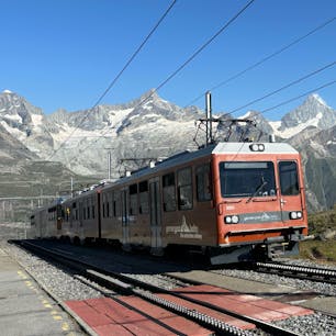 2024/8/12  マッターホルンハイク
ゴルナーグラート鉄道🚇 (座席右にマッター様🏔️)
朝10時以降は風や雲が増えて逆さホルン条件不良がちの前情報で
終点ひとつ前のRotenbodenでおりてまずふたつの湖
①リッフェルゼー Riffelsee（2,757m)
②ウンターリッフェルゼー Unter Riffelsee (2,740m)

そのあとまた🚇で終点Gornergrat (3,089m)
頂上たのしんだ。至るところで歌ってて素敵やった。
#ツェルマット  #Zermatt
#スイス  #Switzerland
#ハイキング