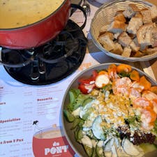 2024/8/12  Cafe Du Pont 🫕
白ワインのきいたチーズフォンデュ
「おいしかったらチップネ〜！」みたいな
観光地ジャパニーズ話す店員さんいた🤣
#ツェルマット  #Zermatt
#スイス  #Switzerland