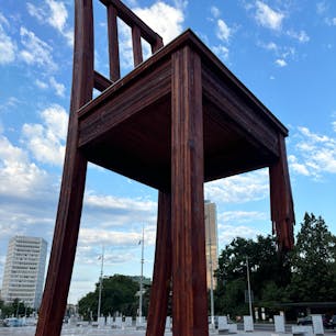 2024/8/13 🪑Broken Chair
いわゆる国連広場の前の12mの壊れた椅子
地雷撲滅に関わるオブジェ  壮大。
#ジュネーブ  #Genève
#スイス  #Switzerland