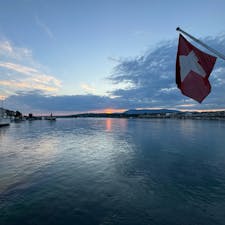 2024/8/13 🇨🇭🌅
ジュネーブの何倍あるんやろ
おおきなおおきな湖と近くの花時計
#ジュネーブ  #Genève
#スイス  #Switzerland