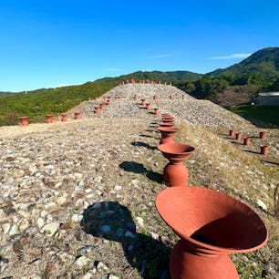 山口県柳井市
柳井茶臼山古墳
4世紀終から5世紀初めに造られた前方後円墳。古墳全体が葺石で覆われており、142基の埴輪のレプリカが設置されています。