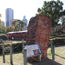 神戸市　元町　県庁前
【相楽園　阪神淡路大震災で屋根から落下した煙突
】
相楽園の中にある「旧ハッサム邸」の前に突き刺さっているレンガ。
これは、阪神淡路大震災の時に、旧ハッサム住宅の配膳室屋根から落下した 煙突 です。
あの大震災を忘れないために…ということで、前庭に展示しているそうです。