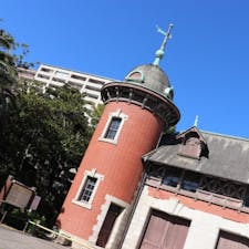 神戸市　元町　県庁前
【相楽園　 戦火を免れた「旧小寺家厩舎」】
いわゆる馬小屋なのですが、馬車庫や厩務員の宿舎がある2階建てで、明治時代の西洋スタイル、かつ戦火を逃れた貴重な建築物と言うことで重要文化財 に指定されています。
帽子をかぶったような丸い塔や、レンガ造りがレトロで素敵。
とんがった屋根や窓の飾り（切妻飾り）は、ドイツ民家 を真似ているそうです。