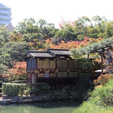 神戸市　元町　県庁前
【相楽園　船屋形（重要文化財）】
相楽園の日本庭園にある、江戸時代の船屋形。
姫路藩主が河川での遊覧に使っていた『川御座船（かわござぶね）』の屋形部分だけが陸上げされたものです。 現存する川御座船としては、国内で唯一のもので、昭和55年に、保存のため相楽園の日本庭園のほとりに移築されました。
今でも丁寧にメンテナンスをされているのか、とても綺麗です。