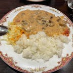 吉祥寺にあるカフェロシア

日本にいながら本格ロシア料理が楽しめます。シェフや店員さんはほとんどがロシア系の方のようにみえました。

また訪問日は、ロシアの曲の生演奏もありました。