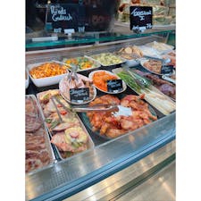 ウィーン【ユリウス マインル】
世界各国の食材が買えるユリウス マインルへ行ってきました。

入口はいってすぐの場所に、デリコーナーがあり野菜のおかずを購入しました♪
旅行中、野菜不足を感じていたので簡単にいただけるメニューがあって、とてもありがたかったです。

デリコーナー以外では、ユリウス マインルオリジナルのチョコレートを購入しました。甘さは控えめで、煎ったコーヒー豆が乗っていましたよ。ザクザクとした食感なのも個人的には気に入りました。