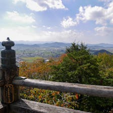 滋賀県東近江市の太郎坊宮に行ってみました。赤神山という尖った山の中腹に、社殿が立ち並んでいます。勝運の神として信仰されていて、参拝者は多いです。

麓から700段以上も石段が続くので、行きは八日市駅からタクシーで参集殿の下の駐車場まで行き、帰りは徒歩で太郎坊前駅まで向かいました。