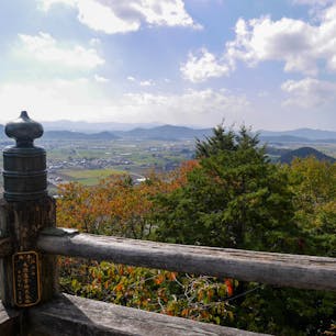 滋賀県東近江市の太郎坊宮に行ってみました。赤神山という尖った山の中腹に、社殿が立ち並んでいます。勝運の神として信仰されていて、参拝者は多いです。

麓から700段以上も石段が続くので、行きは八日市駅からタクシーで参集殿の下の駐車場まで行き、帰りは徒歩で太郎坊前駅まで向かいました。