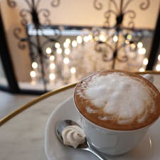 Aux Merveilleux de Fred (オー・メルベイユ・ドゥ・フレッド) / Tokyo

神楽坂にある、メレンゲ菓子店2階のカフェスペース。ドリンクをオーダーすると小さなメレンゲ菓子が付いています。
比較的空いているので、神楽坂散策の際の休憩におすすめ♪

#tokyo #tokyorestaurant #kagurazaka #auxmerveilleuxdefred #auxmerveilleuxdefredtokyo #bluemoon