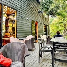 山口県下関市長府
アンティーク&オールディーズ

店内には素敵な西洋アンティークのお品がたくさんあります。オススメはテラス席で、美味しい珈琲やケーキをいただきながら、静かなゆったりとした時間が流れていきます。時々、どんぐりがコロンコロンと落ちてくるのもまた一興。