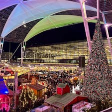 ミュンヘン空港にて開催中のクリスマスマーケットはかなり盛り上がっていました。